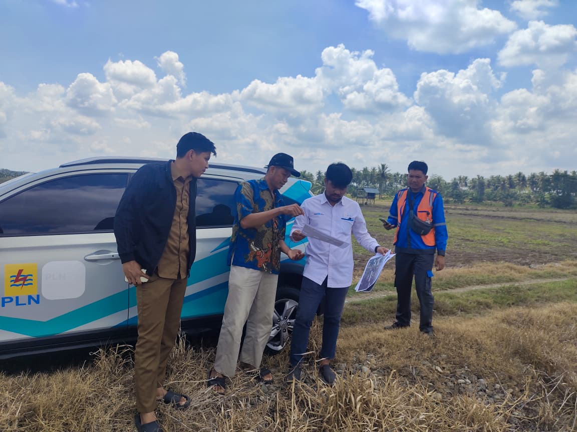 Pemdes Mario Bersama PLN ULP Sengkang Lakukan Survei Perpanjangan Jaringan Listrik